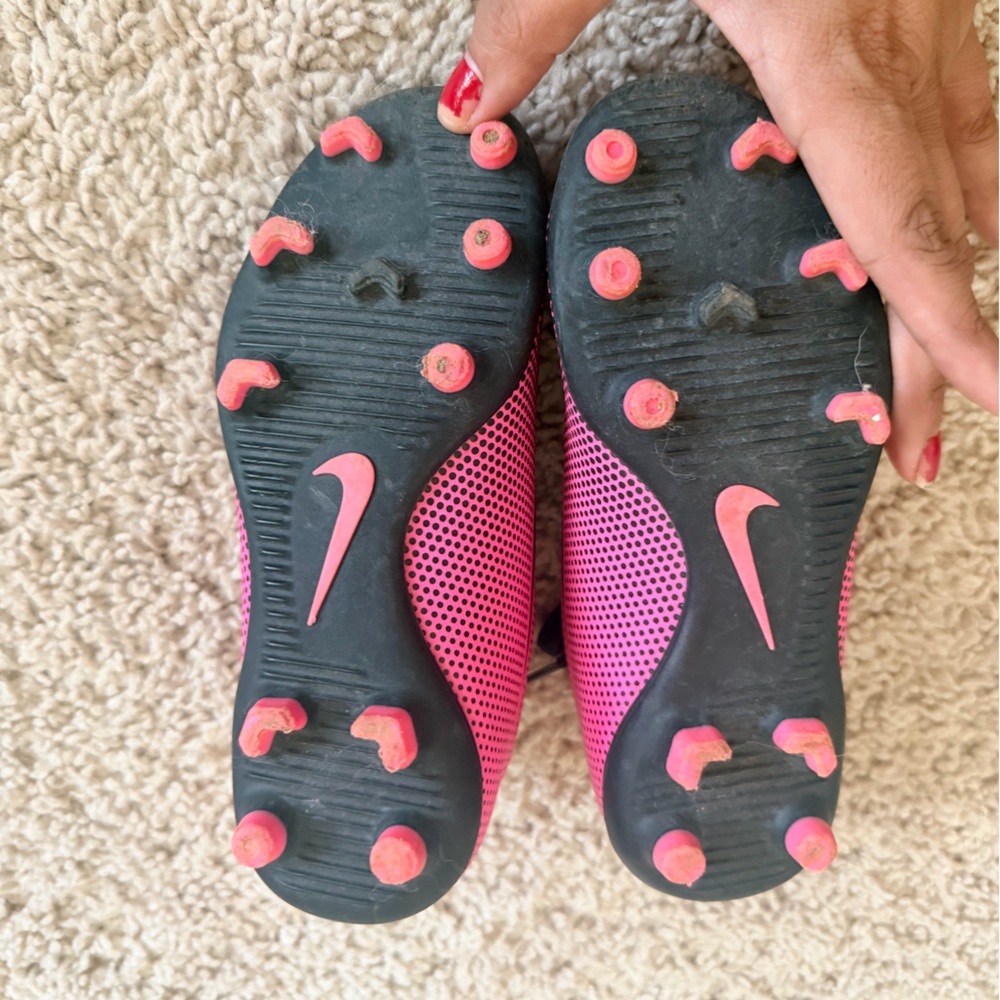 Nike Kids Sneakers in Pink and Black - Picture 5 of 6